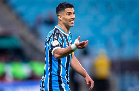 Grêmio Luis Suárez participa de treino físico ao lado de Iturbe