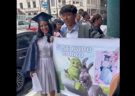 Chavalo le hace el oso a su hermana en la graduación con cartel Sí se