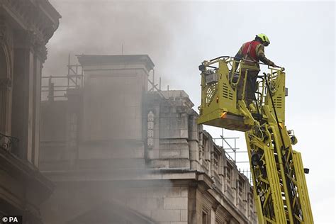 Fire In Trafalgar Square 70 Firefighters And 10 Engines Tackle Blaze