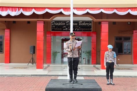 Kabag Ops Polres Kutai Barat Hadiri Upacara Penurunan Bendera Merah