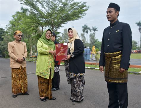 Kenakan Pakaian Adat Nusantara 7 777 Orang Ikut Upacara Hari Amal