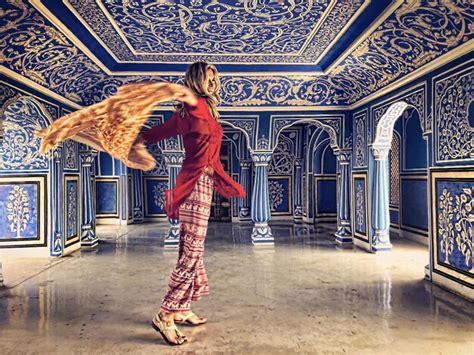 Longueur Complète D une Femme Mature Heureuse Portant Des Vêtements Traditionnels Tournant Dans