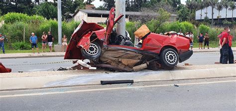 Passageiro morre e motorista fica ferido após carro bater em dois