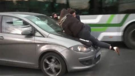 VIDÉO A Barcelone une voiture fonce dans la manifestation féministe