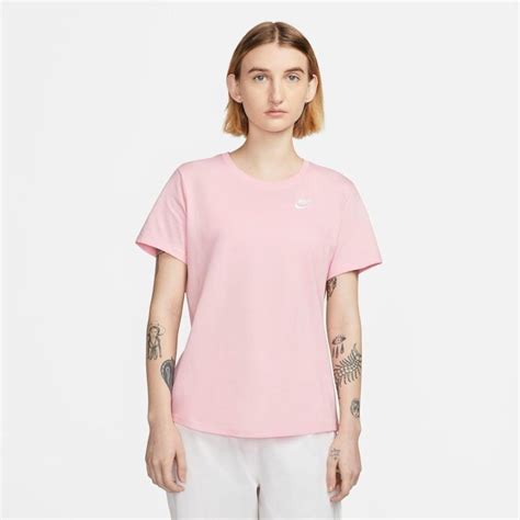 Camiseta Nike Sportswear Club Essentials Feminina Centauro