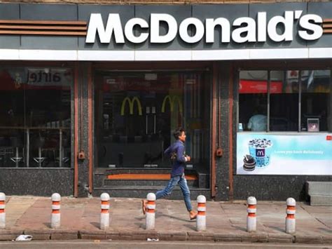 As Tomato Prices Skyrocket Mcdonalds Drops The Veggie From Menu Lists