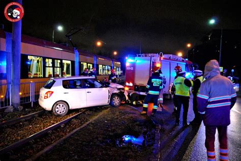 MIASTO Zderzenie auta przewozu osób z tramwajem Mieszkaniec