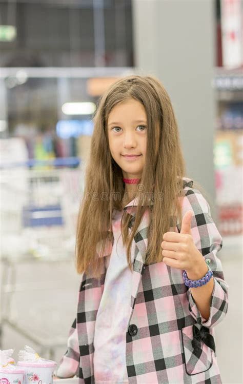 Belle Fille De Ladolescence Avec De Longs Cheveux Dans Le Mail Photo