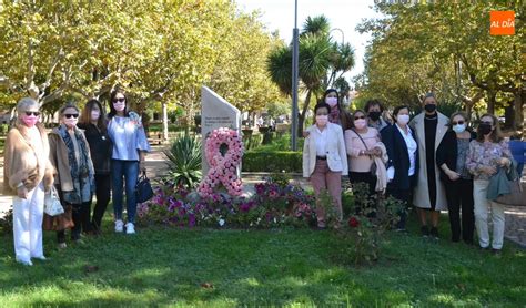 La AECC recuerda con una ofrenda floral a las víctimas del coronavirus