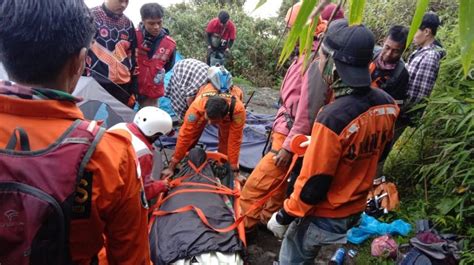 Tim Sar Tiba Di Lokasi Jatuhnya Pendaki Di Gunung Marapi