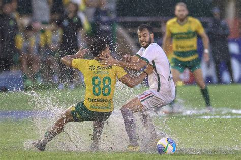 Real Noroeste é goleado em campo alagado e está fora da Copa do Brasil