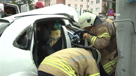 Bakırköy de kontrolden çıkan otomobil direğe ok gibi saplandı 2 yaralı