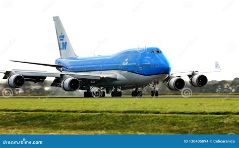 Klm Boeing Que Taxiing No Aeroporto De Schiphol Ams Imagem De