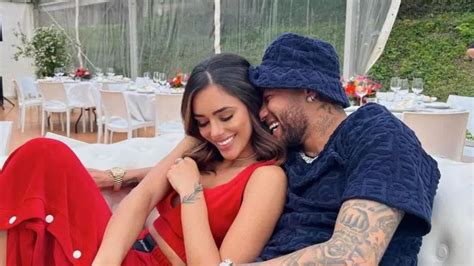 Neymar e Bruna Biancardi revelam sexo do bebê veja Sportbuzz