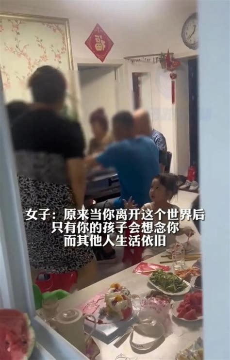 母亲离世没多久，父亲就找了新老伴，女儿：看着她为母亲感到难过