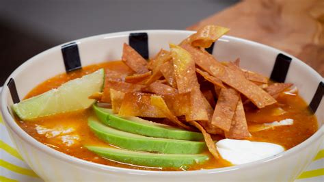 Sopa Mexicana De Tortillas Con Pollo Y Aguacate Canal Cocina