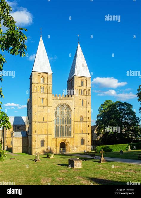 Normannische Romanische Architektur Stockfotos Und Bilder Kaufen Alamy