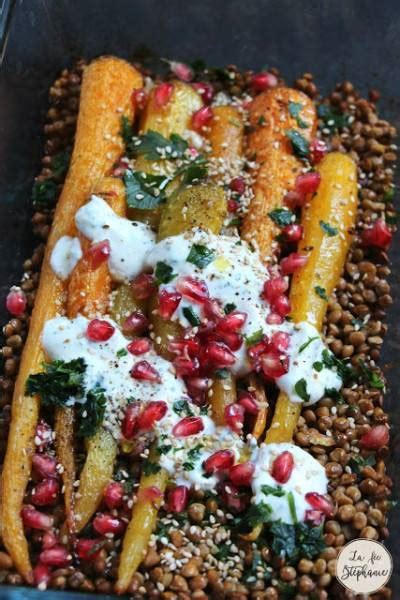 Salade de lentilles carottes rôties sauce tahini et grains de grenade