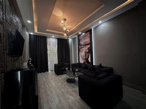 Cơ ngơi của hot girl đang chinh chiến ở KOC VIETNAM Phủ tone đen huyền bí phòng thay đồ nhỏ