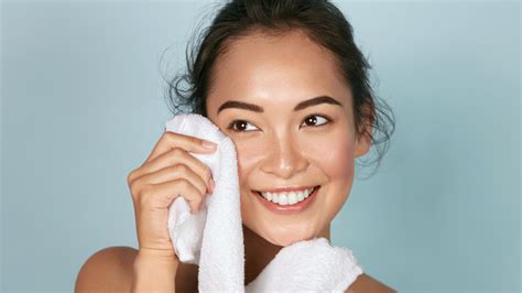 How To Effectively Remove Your Makeup Without Using Makeup Wipes