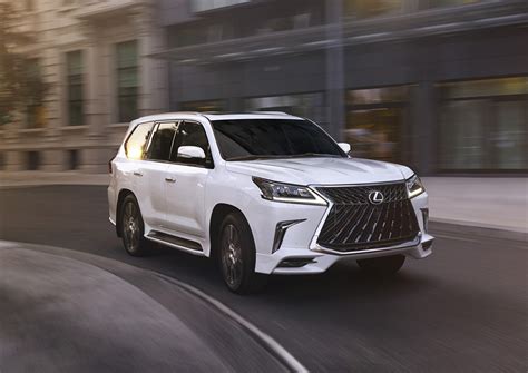 Фотографии Лексус 2020 LX 570 Sport Package белых едущий Металлик