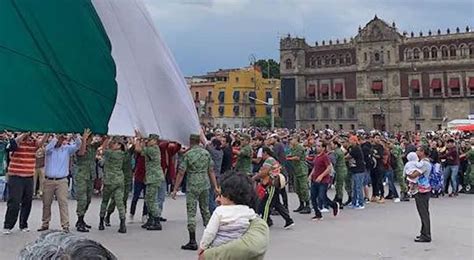 Video Ayudan Ciudadanos A Soldados Para Que Bandera No Toque El Piso