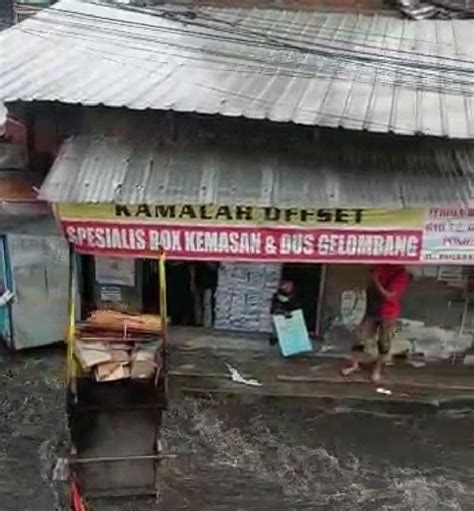 Hujan Tidak Terlalu Deras Kelurahan Cibadak Dan Sekitarnya Di Landa