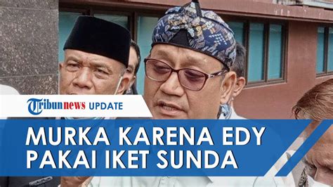 Majelis Adat Sunda Meradang Edy Mulyadi Pakai Iket Sunda Hina