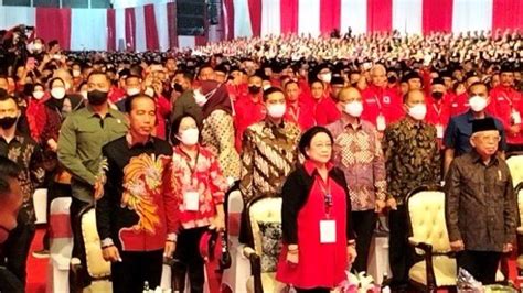 Hadir Di Hut Ke 50 Pdip Seragam Ganjar Pranowo Beda Sendiri Logo Pdip