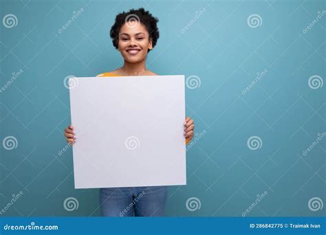 Afro Brunette S Jovem Latina Rabo De Cavalo Em Vestimenta Casual Segurando Cartaz Branco