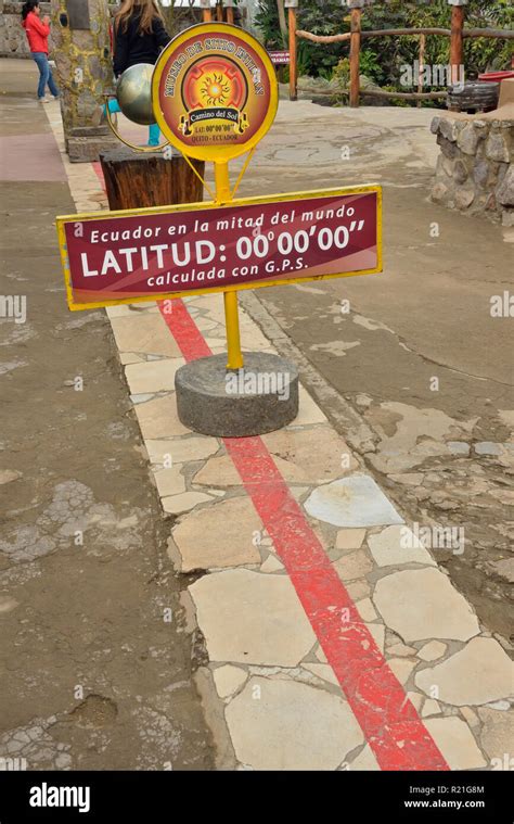 Ecuador Exhibe La Ciudad Mitad Del Mundo De La Línea Ecuatorial Museo