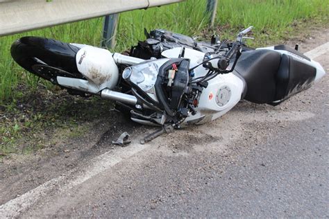 Tödlicher Unfall Biker 42 kracht beim Überholen frontal in Ford