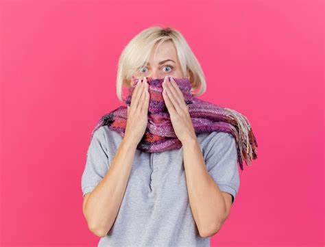 Choqué Jeune Femme Slave Malade Blonde Portant Et Tenant Un Foulard Isolé Sur Un Mur Rose Avec