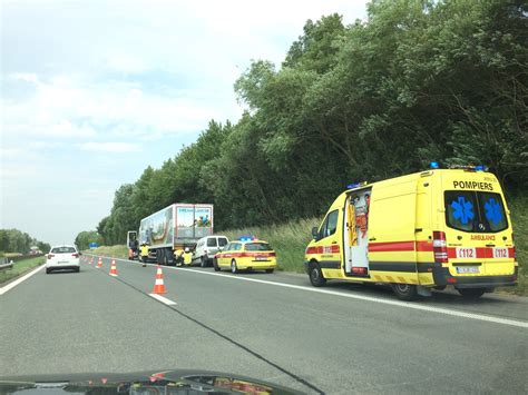 Une Voiture Sencastre Sous Un Poids Lourd Sur La8 à Ath Lavenir