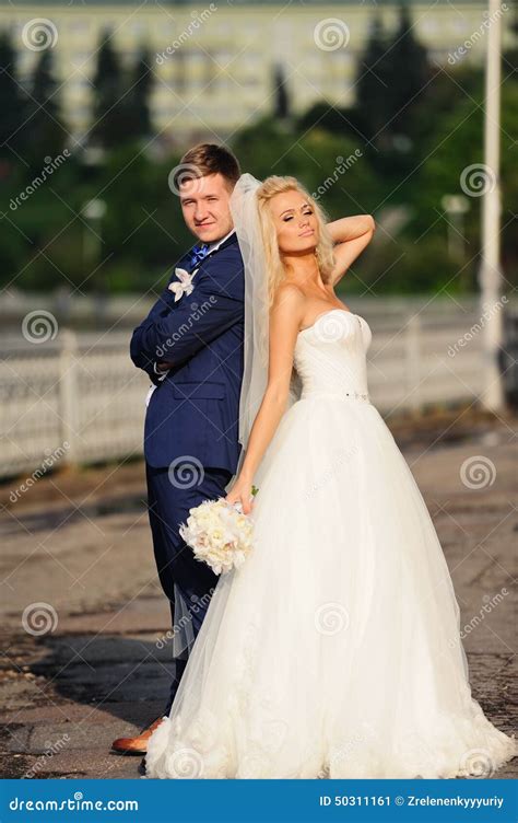 Novia Y Novio Felices En Su Boda Imagen De Archivo Imagen De Hombres