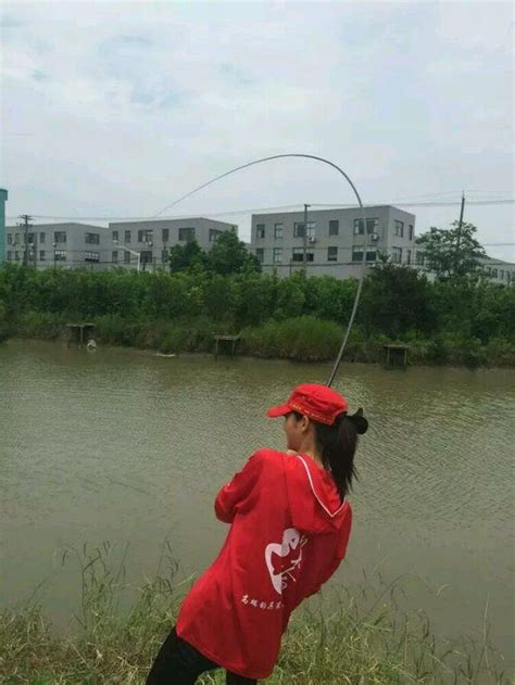 尋找最美女釣手，釣魚界非她莫屬，集美貌與釣技一身 每日頭條