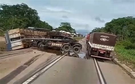 V Deos Mostram Acidente Entre Caminh O E Duas Carretas Na Serra De S O