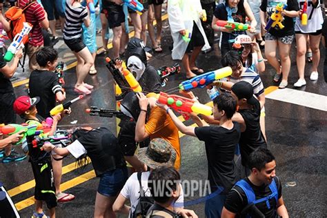 포토 신촌물총축제 오늘은 무조건 쏘고 본다 ① 주간시사매거진