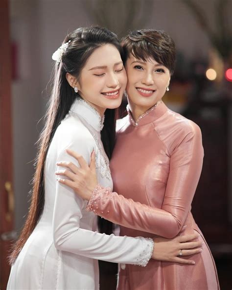 Ngày của Mẹ liên tục có cập nhật mới Dàn hot girl đánh dấu khoảnh khắc lên chức mẹ đầy xúc động