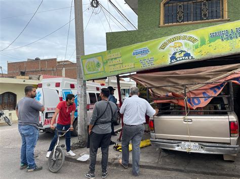 Conductor De Una Camioneta Choca De Frente En Un Negocio De Comida En