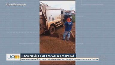 Ja Edi O Caminh O De Coleta De Lixo Fica Preso Em Vala Em Ipor