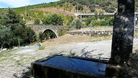 Parque De Merendas Da Ponte Sobre O Rio Angueira