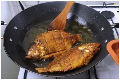 Bukan Jahe Atau Terigu Ini Trik Goreng Ikan Agar Minyak Tak Meletup