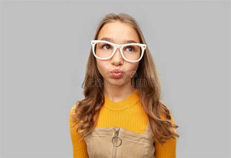 Niña Adolescente Con Anteojos Haciendo Caras Foto De Archivo Imagen