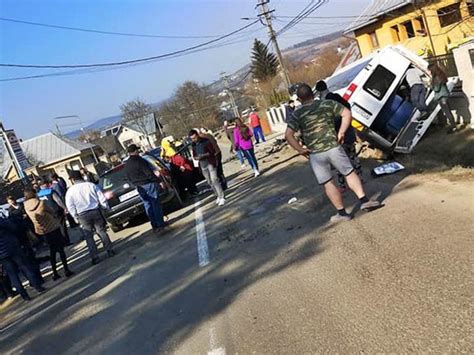 FOTO VIDEO Accident Cu 26 De Persoane Dintre Care 19 Copii La Arbore