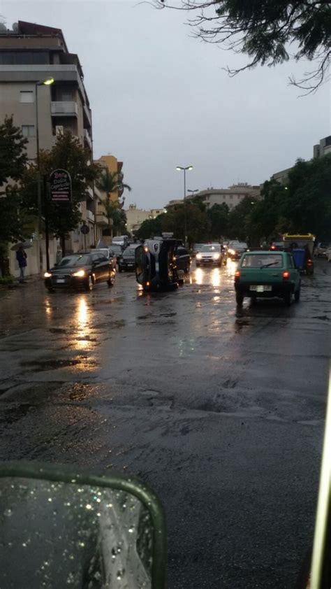 Reggio Calabria Incidente Sul Viale Europa Auto Si Capovolge Foto