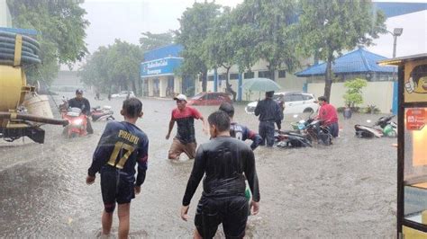 Ruas Jalan Dan Rt Di Jakarta Terendam Banjir Warga Kelurahan