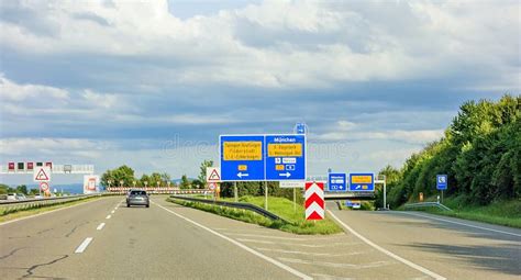 Señal De Tráfico De La Autopista Sin Peaje En El Autobahn A81