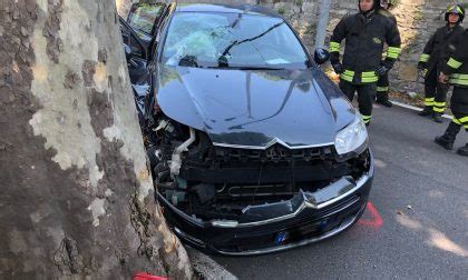 Auto Contro Un Albero Due Anziani Feriti Prima Como