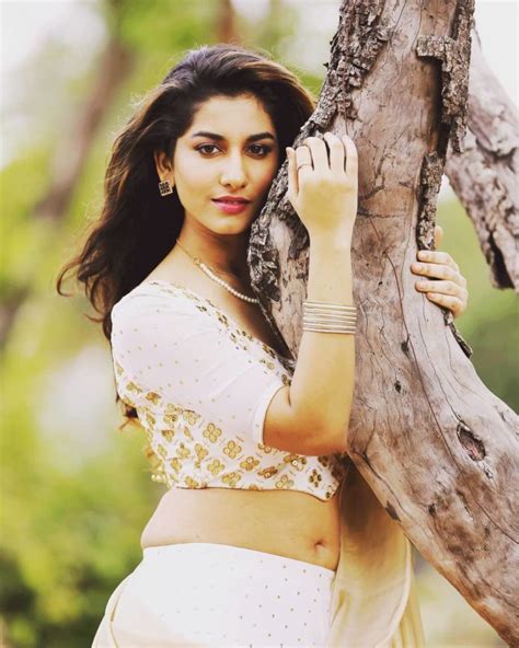 Anchor Vishnu Priya Hot Navel Pics TeluguBulletin